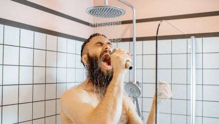 Mann singt unter der Dusche