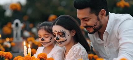 Porträt einer Familie, die ihre Vorfahren an ihrem Día‑de‑los‑Muertos‑Altar ehrt